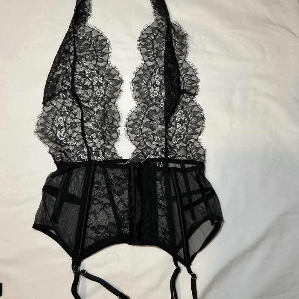 Elegant Black Lace Bodysuit - Picture 5 of 6